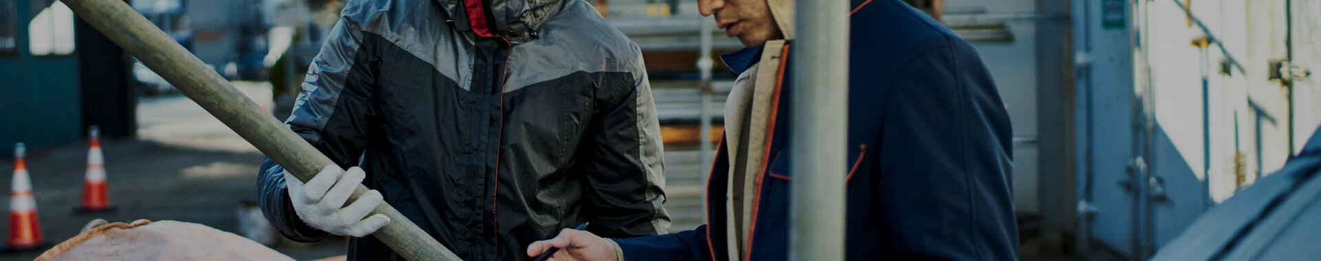 建設現場で働く人たちの写真