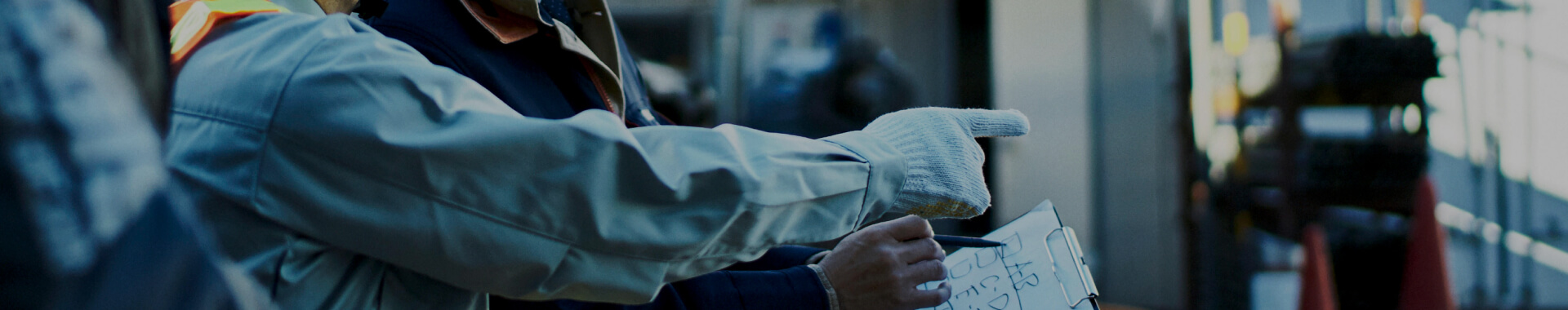 建設現場で働く人たちの写真