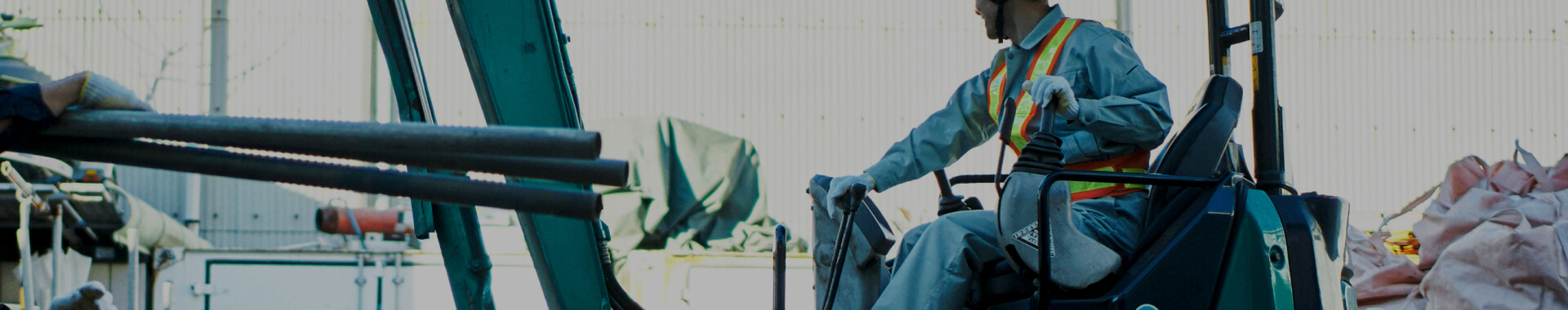 重機を操作する人の写真