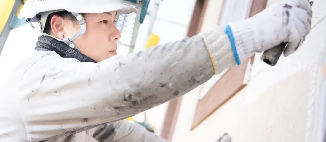 外壁塗料する人の写真