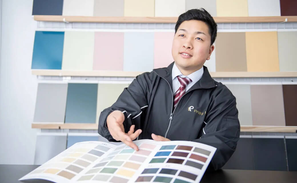 外壁について説明する男性の写真