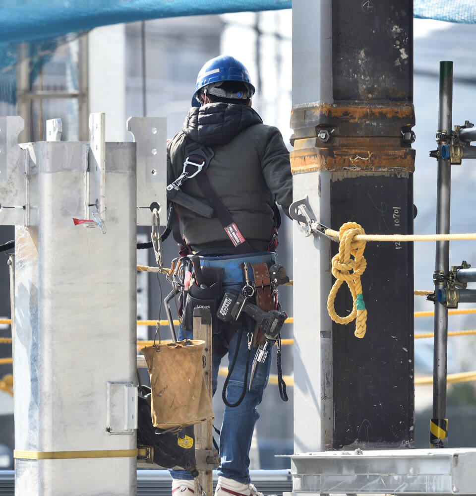建設現場で働く人の写真