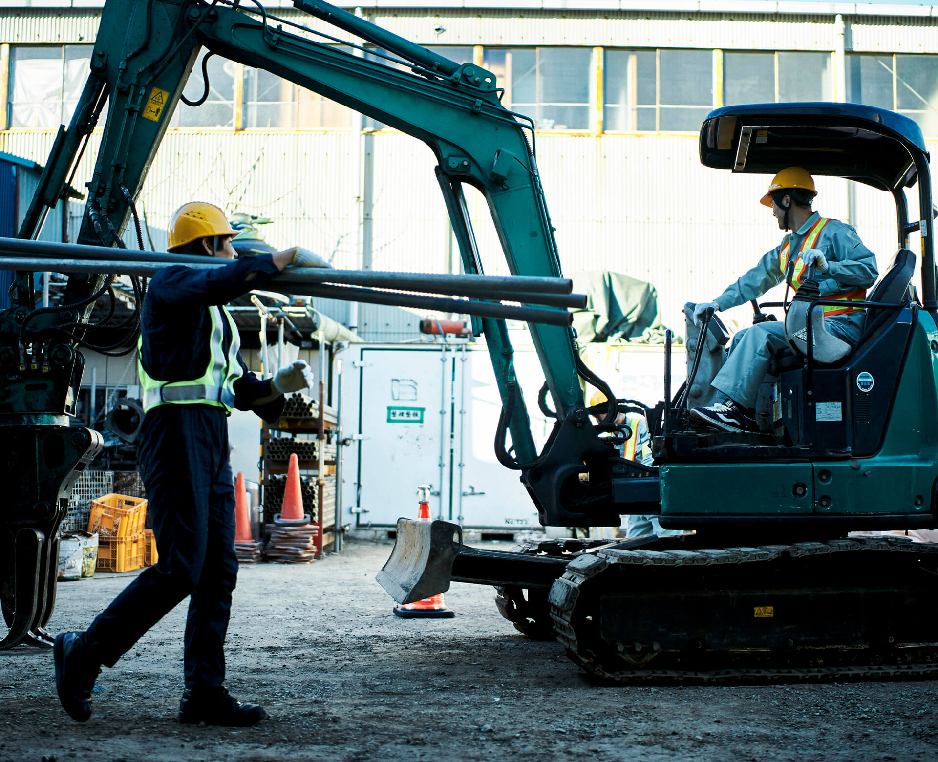 建設現場で働く人たちの写真